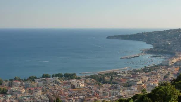 Vista panorámica estática de la ciudad de Nápoles en la hora dorada en verano — Vídeos de Stock