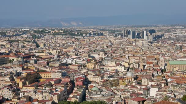 Vue statique sur les bâtiments de la ville de Naples au coucher du soleil — Video