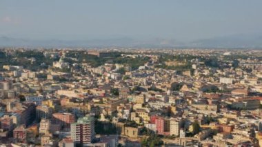 Günbatımında Napoli 'deki binaların panoramik manzarası