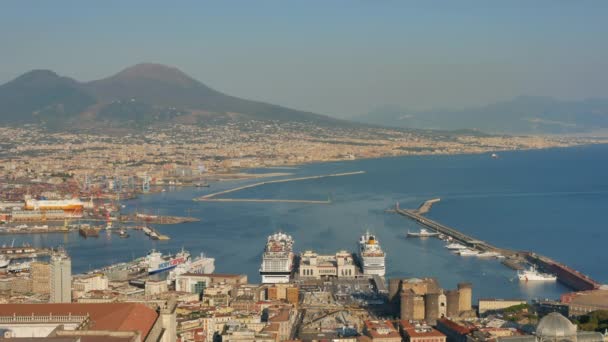 Widok z góry na port w Neapolu i Wezuwiusza — Wideo stockowe