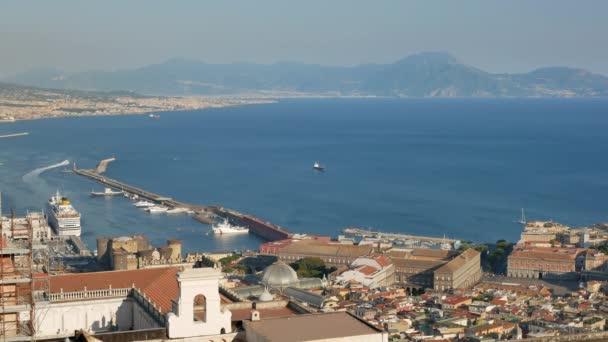 Vista panorámica desde Castel Sant Elmo en la ciudad de Nápoles y lugares de interés famosos en verano — Vídeos de Stock