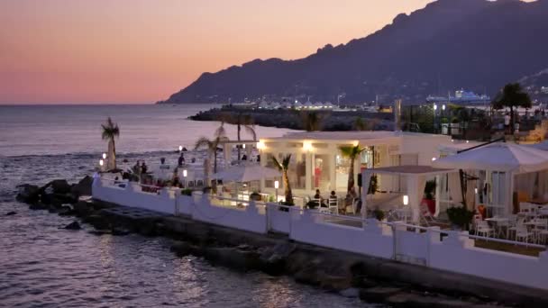 Restaurante na costa do mar ao pôr-do-sol em Salerno — Vídeo de Stock