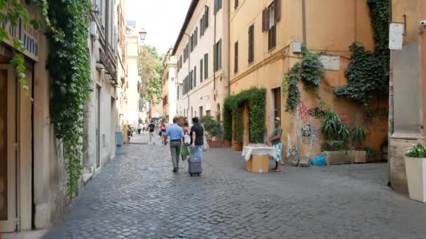 Oude straat in Trastevere rione in Rome in de zomer — Stockvideo