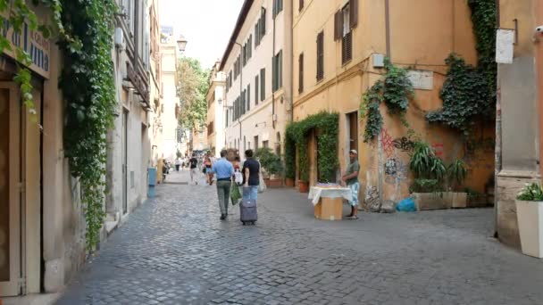 Calle vieja en Trastevere rione en Roma en verano — Vídeos de Stock