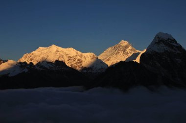 Gün batımından önce MT Everest