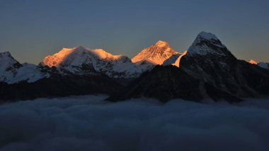 Altın akşam ışığı aydınlatmak Mt Everest