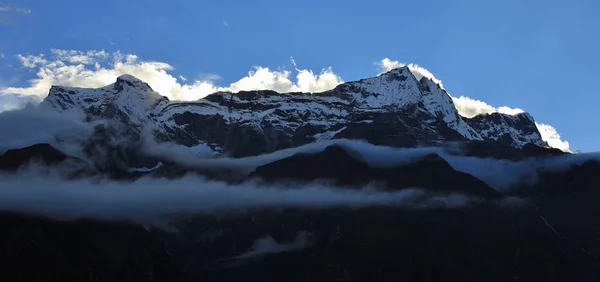 Nuages lumineux éclairés sur une crête de montagne — Photo