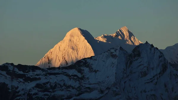 Picos do Himalaia ao nascer do sol — Fotografia de Stock