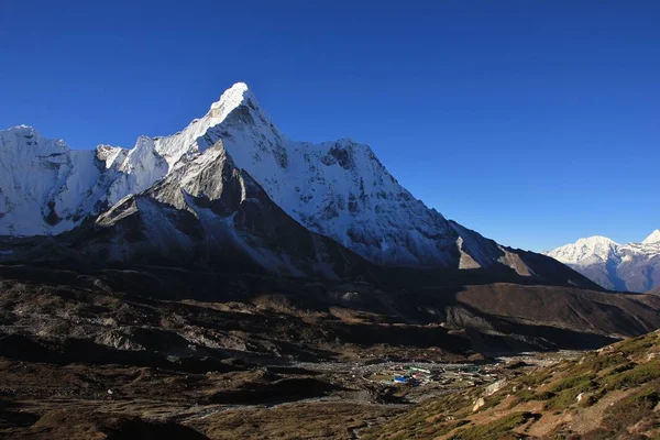 Snow capped Ama Dablam and Chukhung valley — Stock Photo, Image