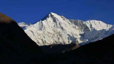 Mount Cho Oyu ve Ngozumpa glacie söylüyor