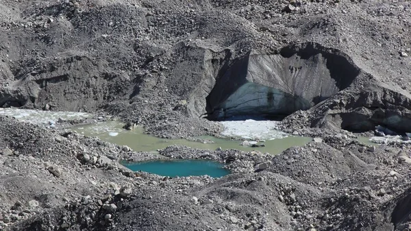 Laghi ghiacciati sul ghiacciaio di Ngozumpa — Foto Stock