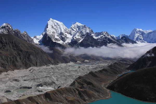 Ngozumpa glacier a mount Cholatse — Stock fotografie