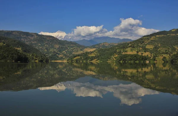 Escena de otoño en el lago Begnas Tal —  Fotos de Stock