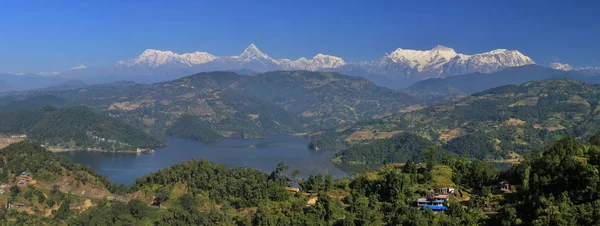 Lake Begnas Tal ve Annapurna aralığı