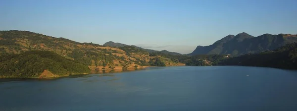 Sjön Begnas Tal och gröna kullar — Stockfoto