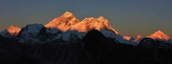 Złotego słońca w Himalajach, mount Everest — Zdjęcie stockowe