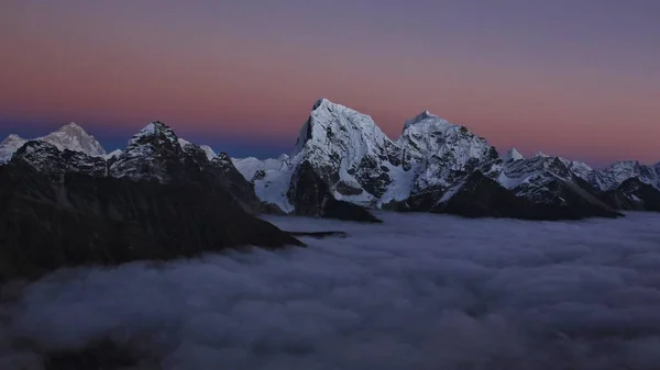 Coucher de soleil rose dans l'Himalaya — Photo