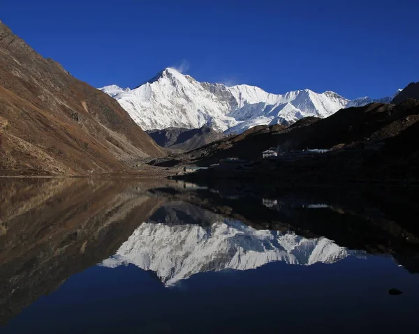 Snow capped mount Cho Oyu mirroring in Gokyo lake — Stock Photo, Image