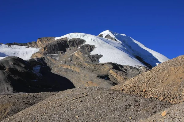 Κορυφή του βουνού καλύπτεται από glacie — Φωτογραφία Αρχείου