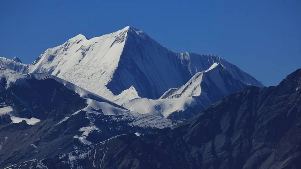 Odległy widok mount Putah Hiunchuli — Zdjęcie stockowe