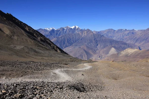 Trail som leder från bergspasset Thorung La till Muktinath — Stockfoto