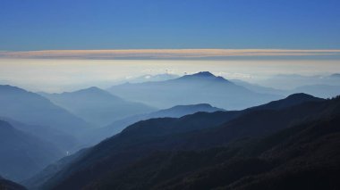 Adamlara gün Pokhara tepelerinde