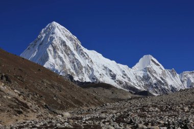 Pumori Dağı 'nın üzerindeki gök mavisi.