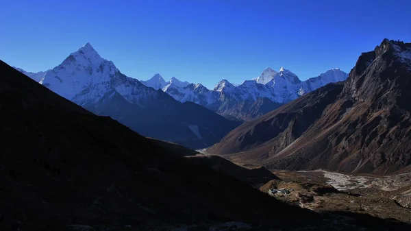 Morning in the Everest National Park, mount Ama Dablam — Stock Photo, Image