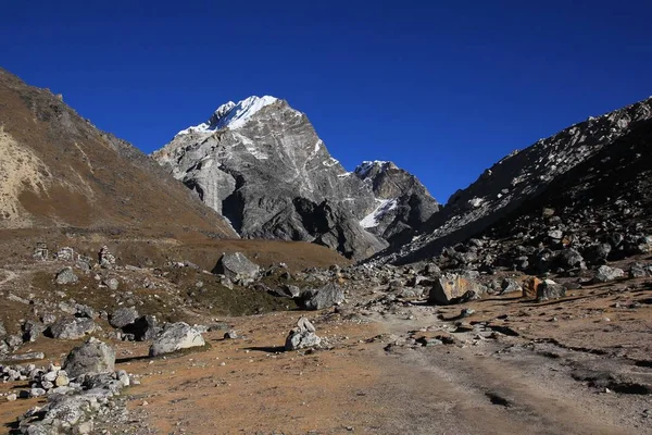 Mount Lobuche and trekking trail — Stock Photo, Image