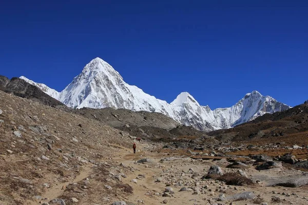 エベレスト ベース キャンプに行く途中の山の風景 — ストック写真