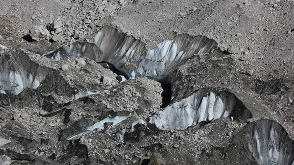Grandes grietas en el glaciar Khumbu — Foto de Stock