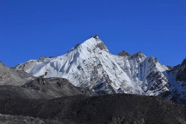 Modrá obloha nad sníh vrcholky mount Kongma Tse — Stock fotografie