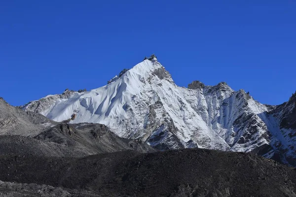 Blauer Himmel über dem schneebedeckten Berg Kongma Tse — Stockfoto