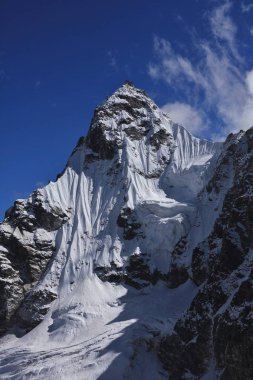 Buzul tarafından kaplı dağ Renjo La dağ geçidi görünümünden
