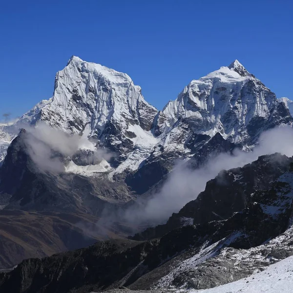 산 Cholatse와 Taboche 피크 — 스톡 사진