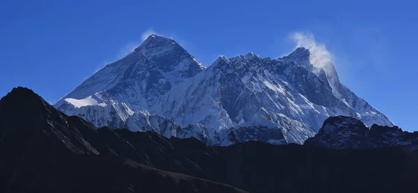 Hoogste berg van de wereld, de mount Everest — Stockfoto