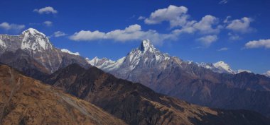 Bulutlar dağ Machapuchare üzerinde