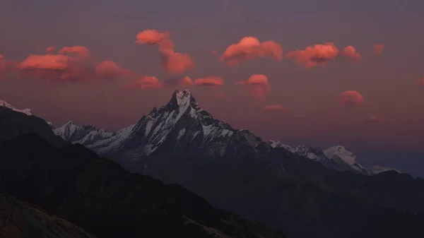Roze wolken boven de mount Machapuchare — Stockfoto
