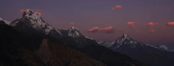 Ciel rose du soir sur la chaîne de l'Annapurna — Photo