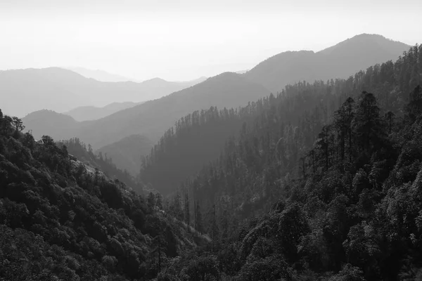 Skiktad bergskedjor nära Pokhara — Stockfoto