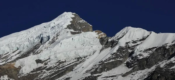 Buzulun en yüksek dağı Chulu Batı kaplı