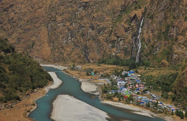 Colorido pueblo Tal, cascada y río Marsyangdi — Foto de Stock