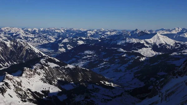 Valle del Saanenland e vista a distanza di Gstaad — Foto Stock