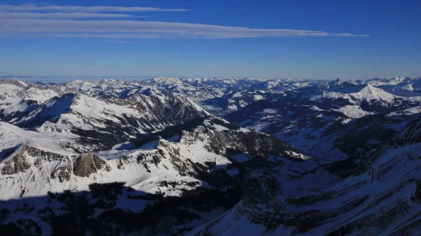 Saanenland tal im winter — Stockfoto