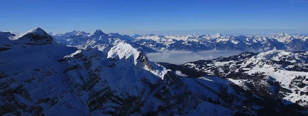 雪覆盖在沃州广州，瑞士的阿尔卑斯山山脉 — 图库照片