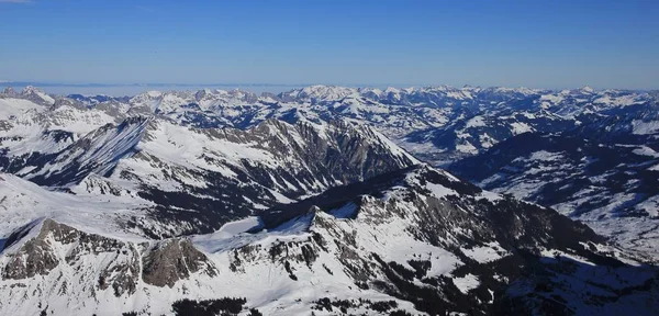 凍結湖 Arnensee と雪に覆われた山 — ストック写真