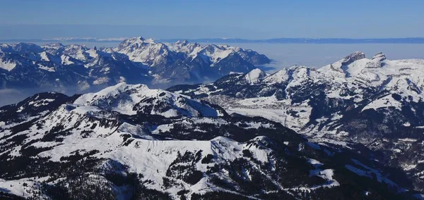 Vista a distanza di Leysin e montagne innevate — Foto Stock