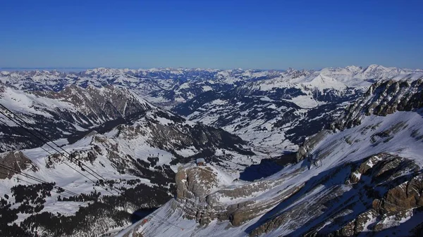 Saanenland valle in inverno e catene montuose — Foto Stock