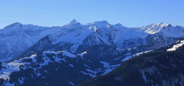 Mount Oldenhorn ve Eggli Kayak alanının görünümünü.