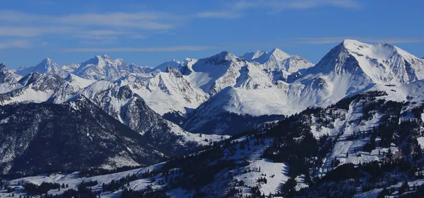 Schneebedeckte Berggipfel im Berner Oberland — Stockfoto